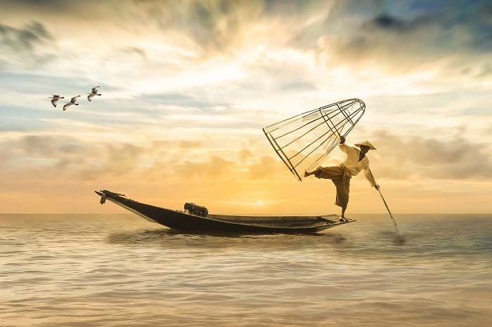 Homme sur une barque